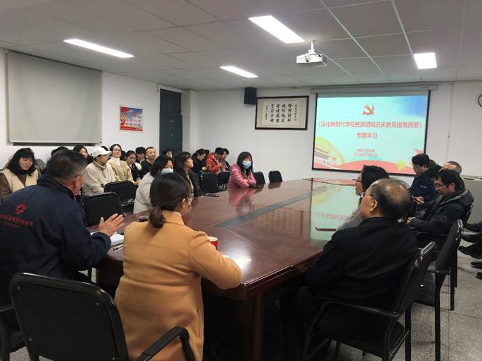 说明: 会议室里的人们描述已自动生成