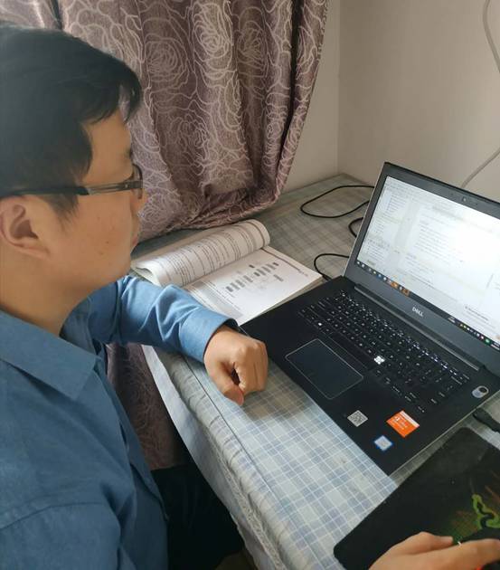 人在玩电脑描述已自动生成